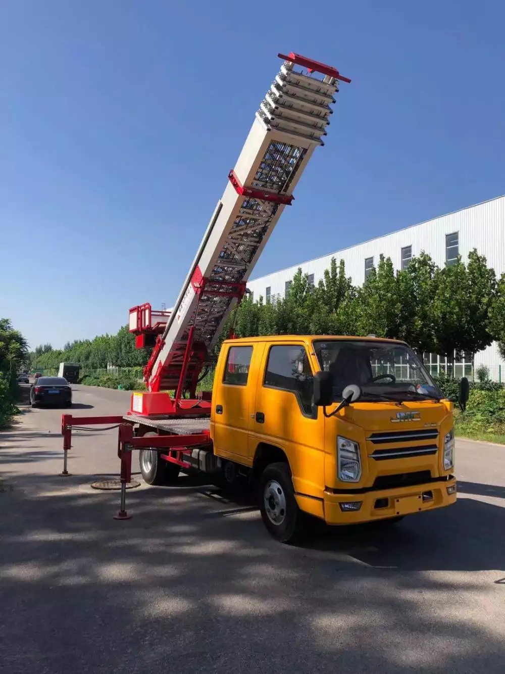 松山湖管委会附近的云梯车出租服务：轻松解决高空作业需求